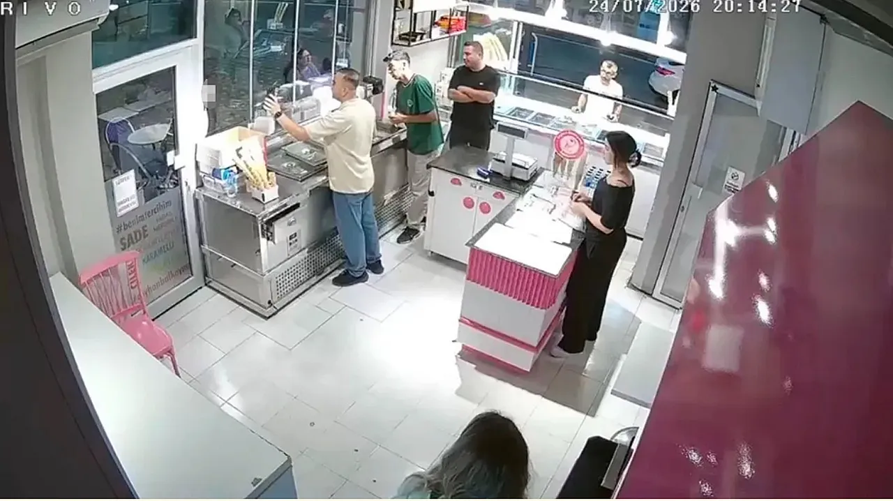 Dondurmacıdaki Cinayeti Kamerada. Önce Kameraya El Salladı, Sonra Vurdu