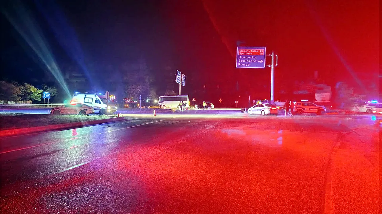 İşçileri Taşıyan Servis Tıra Çarptı: 17 Yaralı Var