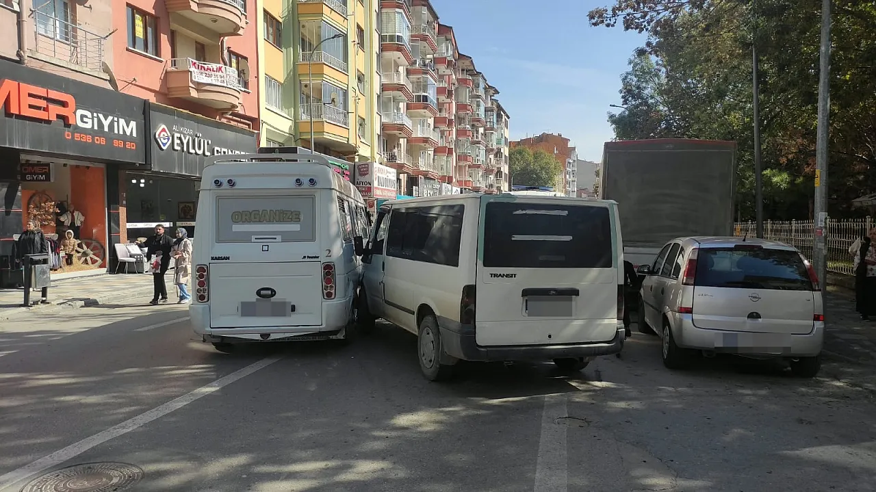 Ters Yönden Çıktı, Hat Minibüsüne Çarptı!