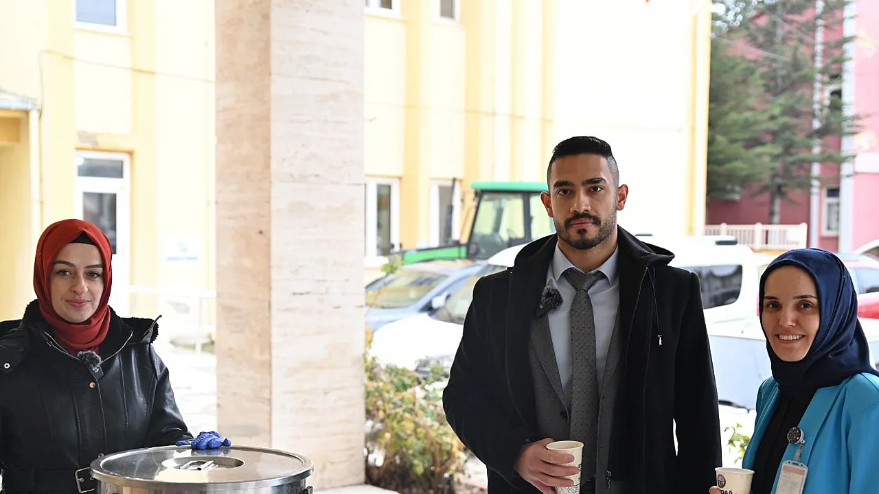 Emirdağ'da Hastane Önünde Sıcak Çorba İlgi Gördü