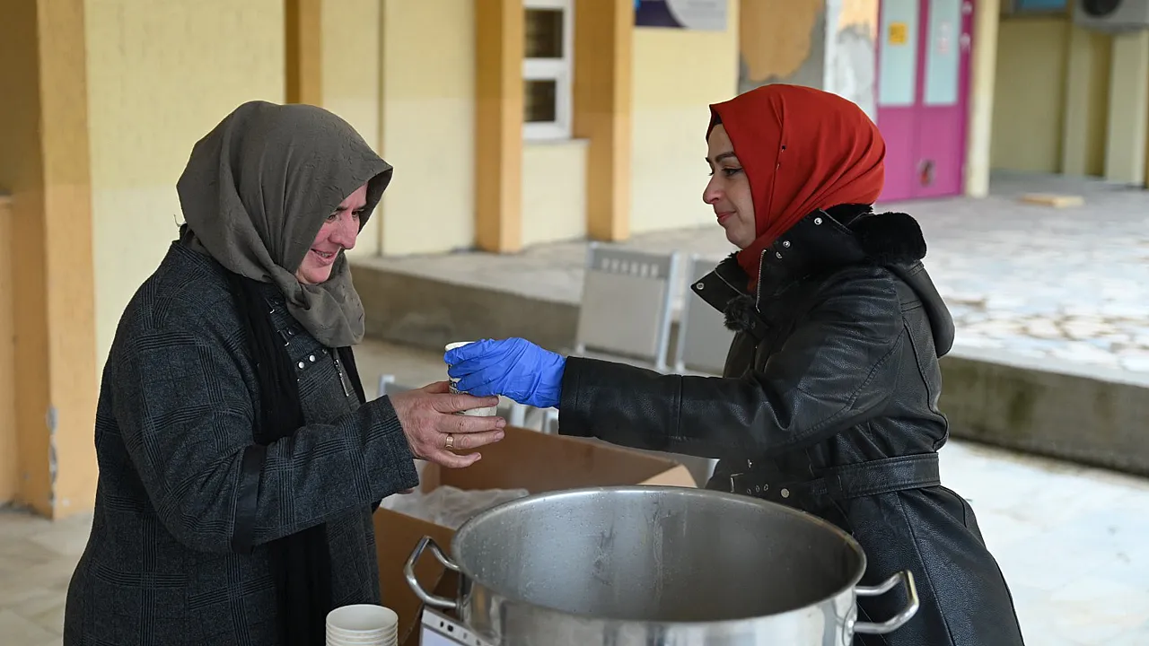 Emirdağ'da Hastane Önünde Sıcak Çorba İlgi Gördü