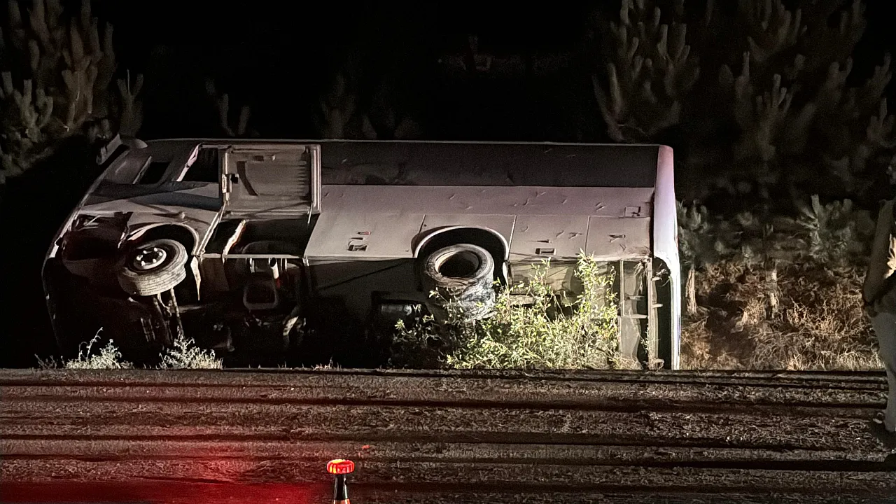Afyon'da Belediye Minibüsü Devrildi: Çok Sayıda Yaralı Var!