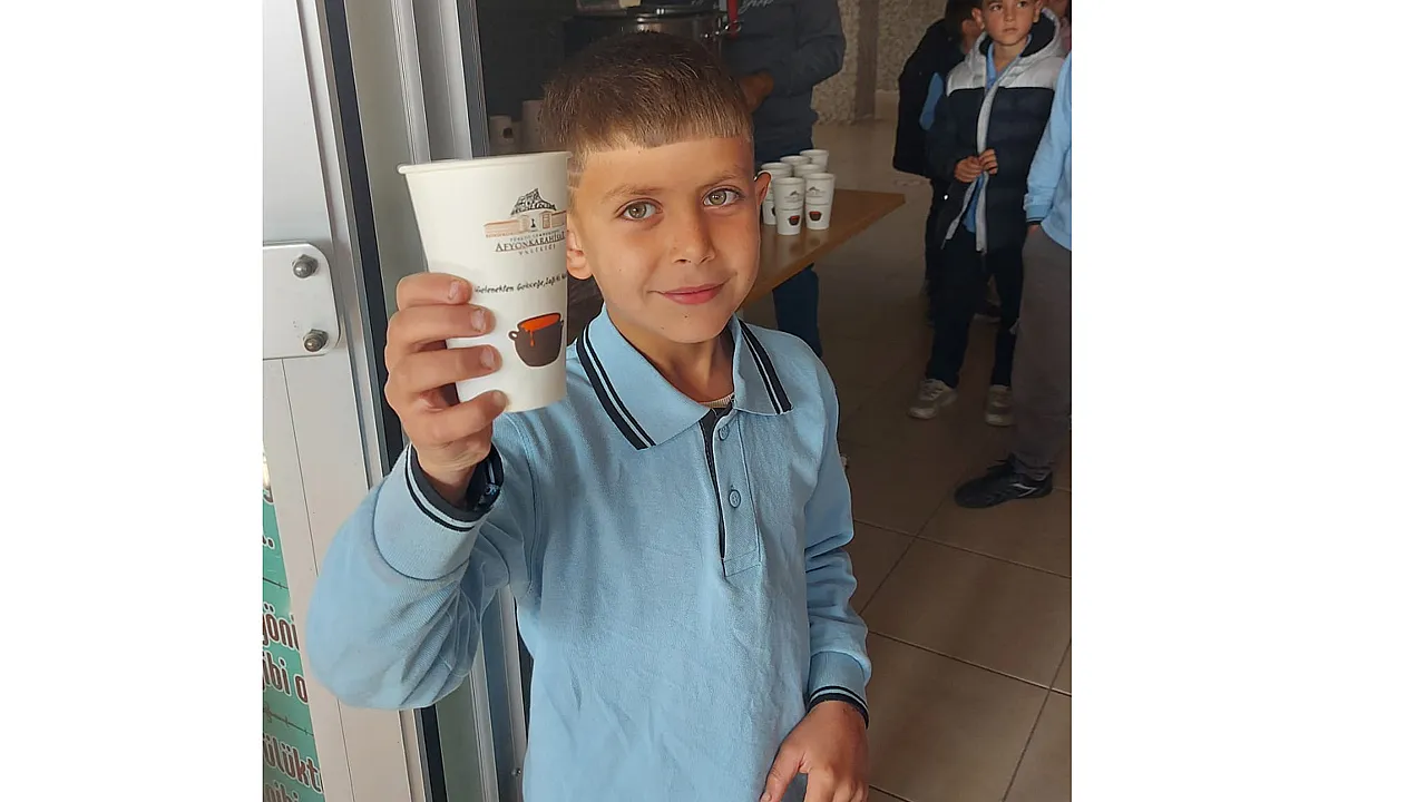 Afyon'da Valilik Desteğiyle Haftada 22 Bin Öğrenciye Sıcak Çorba