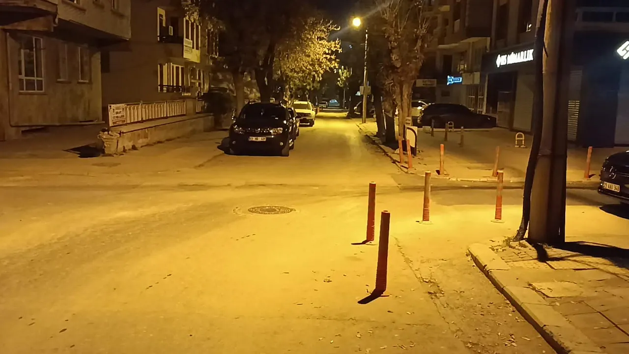 Aynı Cadde... Bir Taraf Karanlık, Bir Taraf Aydınlık