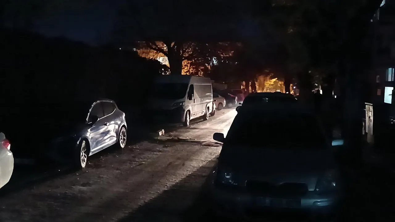 Aynı Cadde... Bir Taraf Karanlık, Bir Taraf Aydınlık