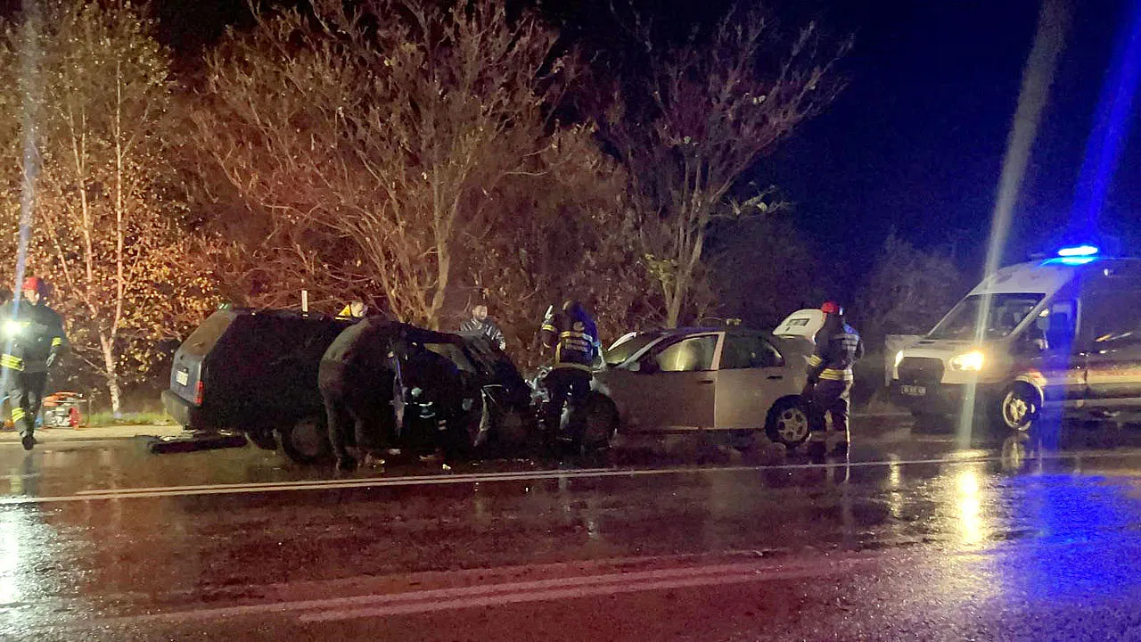 Eskişehir-Afyon Yolunda Kafa Kafaya Çarpıştılar: 9 Yaralı