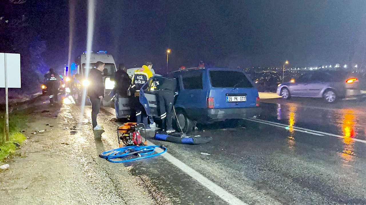 Eskişehir-Afyon Yolunda Kafa Kafaya Çarpıştılar: 9 Yaralı