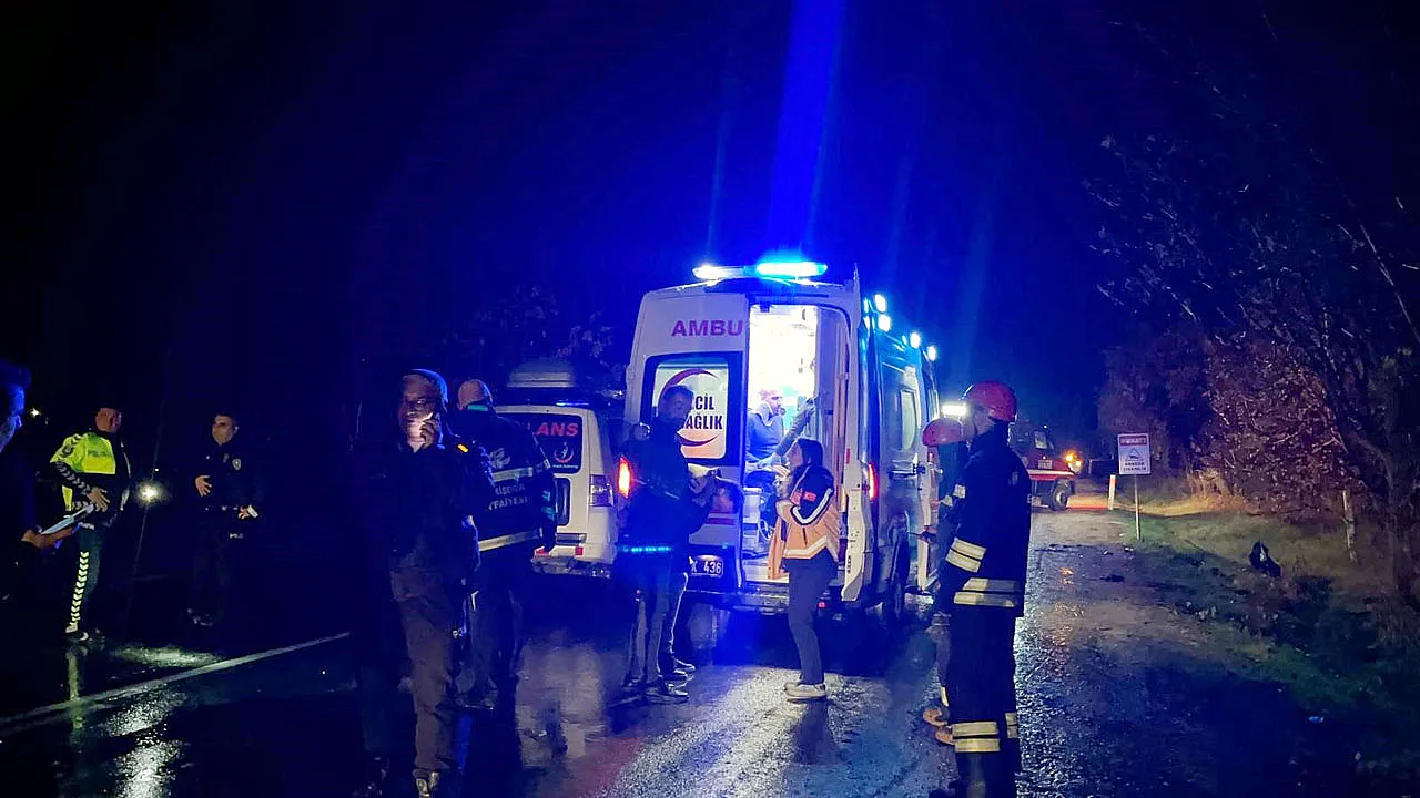 Eskişehir-Afyon Yolunda Kafa Kafaya Çarpıştılar: 9 Yaralı