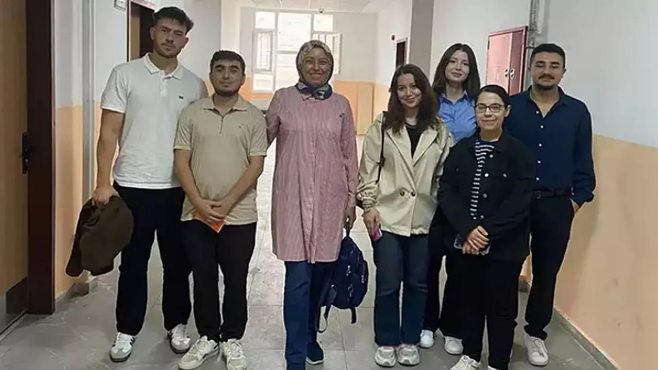 Afyonlu Profesörün Film Gibi Hikayesi: 14'ünde Gelin, 50'sinde Profesör