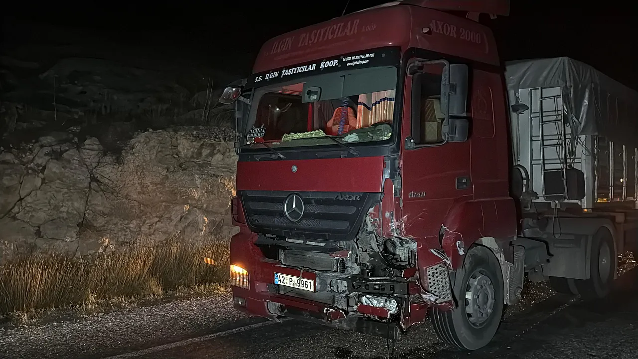 Tıra Çarpan Otomobilde 4 Kişi Yaralandı