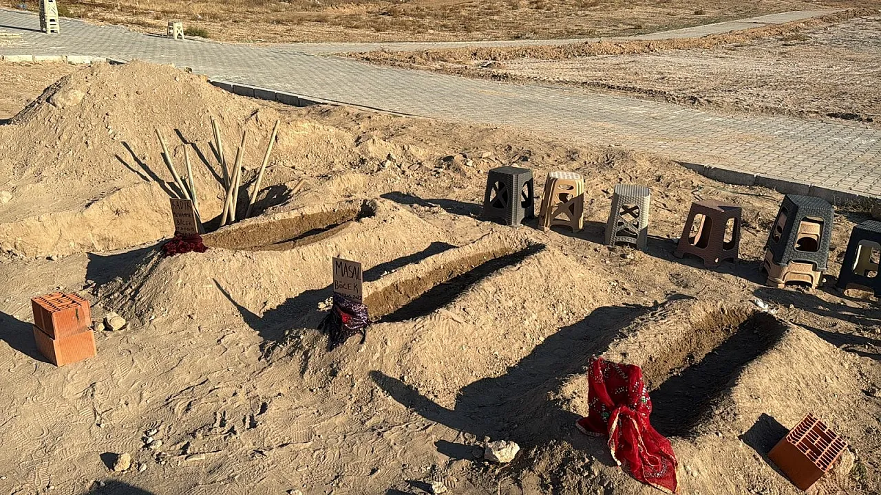 Zehirlenme Faciasında Hayatlarını Kaybetmişlerdi... Mezar Taşına Duvak...