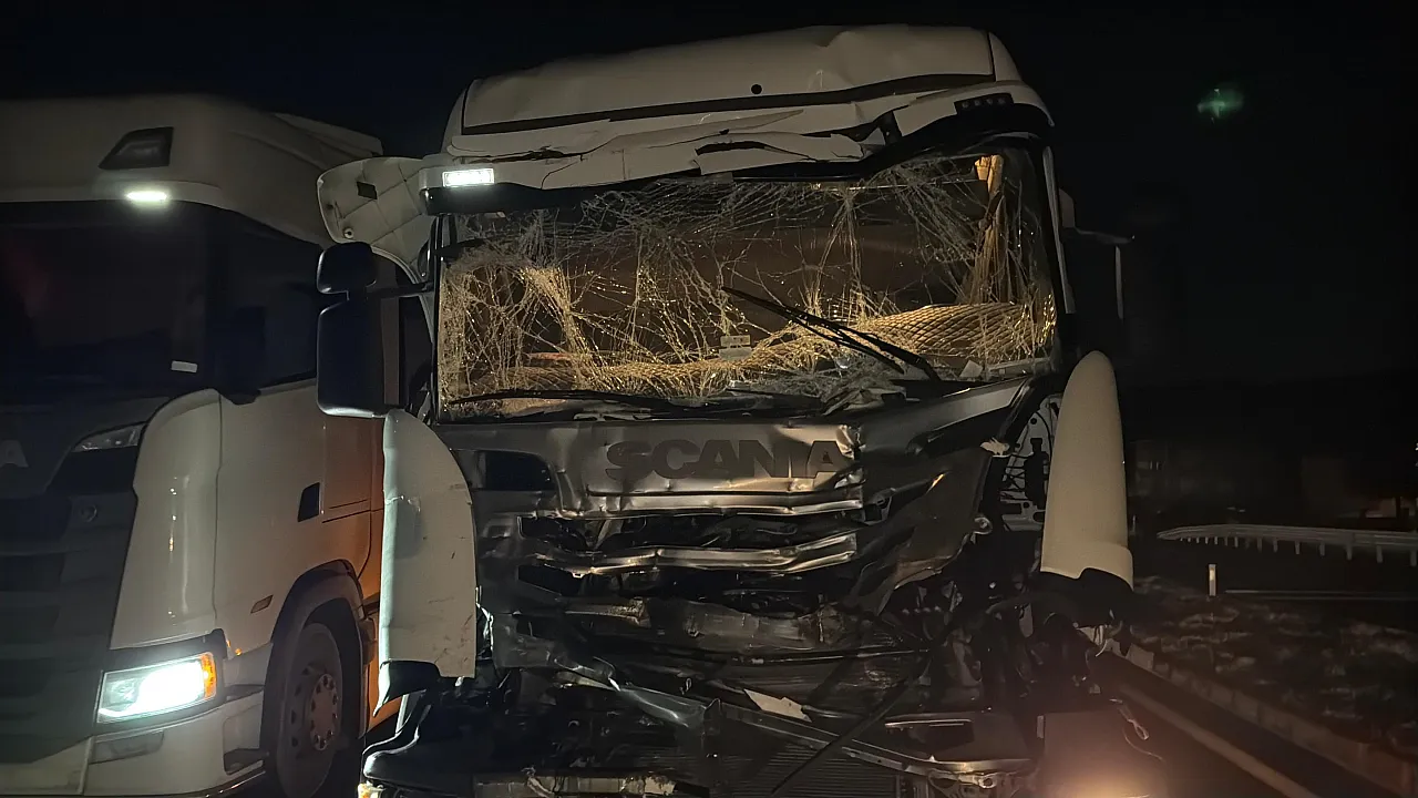 İki Tır Ve Otomobilin Çarpıştığı Kazada Bir Kişi Yaralandı