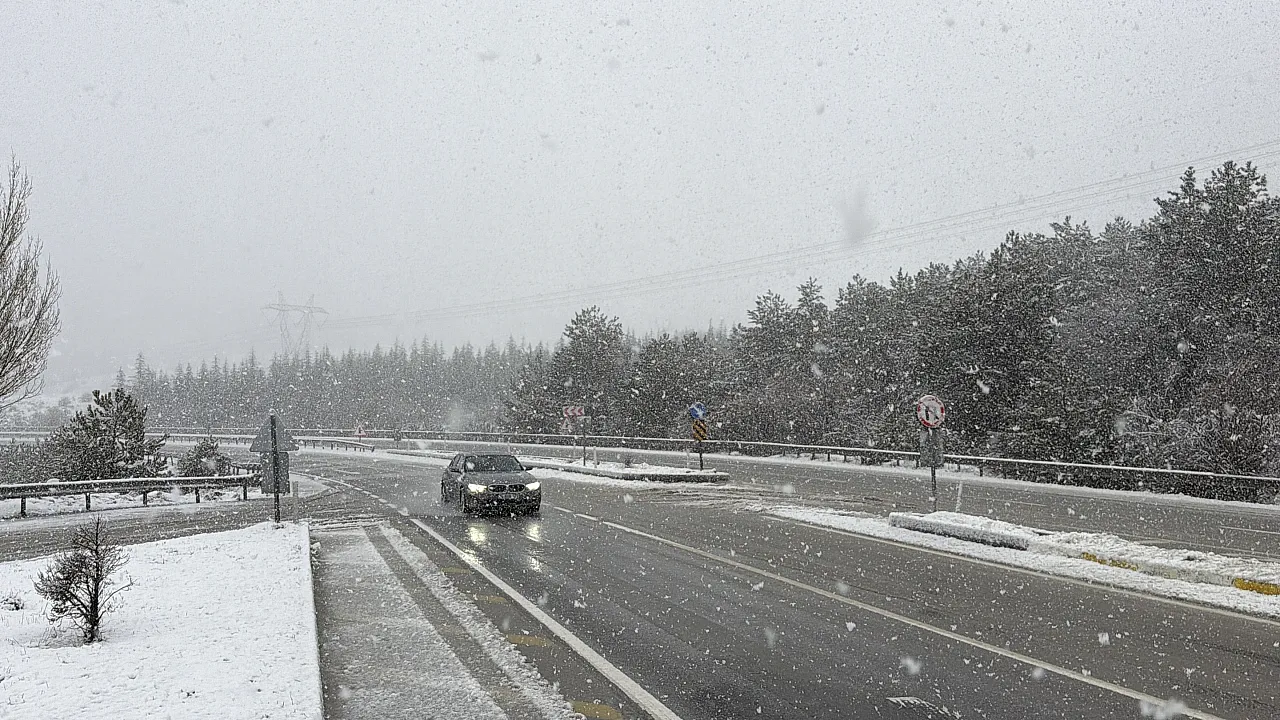 Afyon'da Merkezde Yağmur, Zirvede Kar