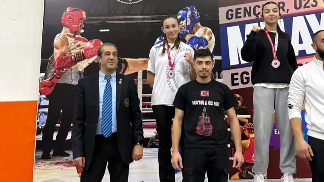 Madalyalara Demir Yumruk Damgası