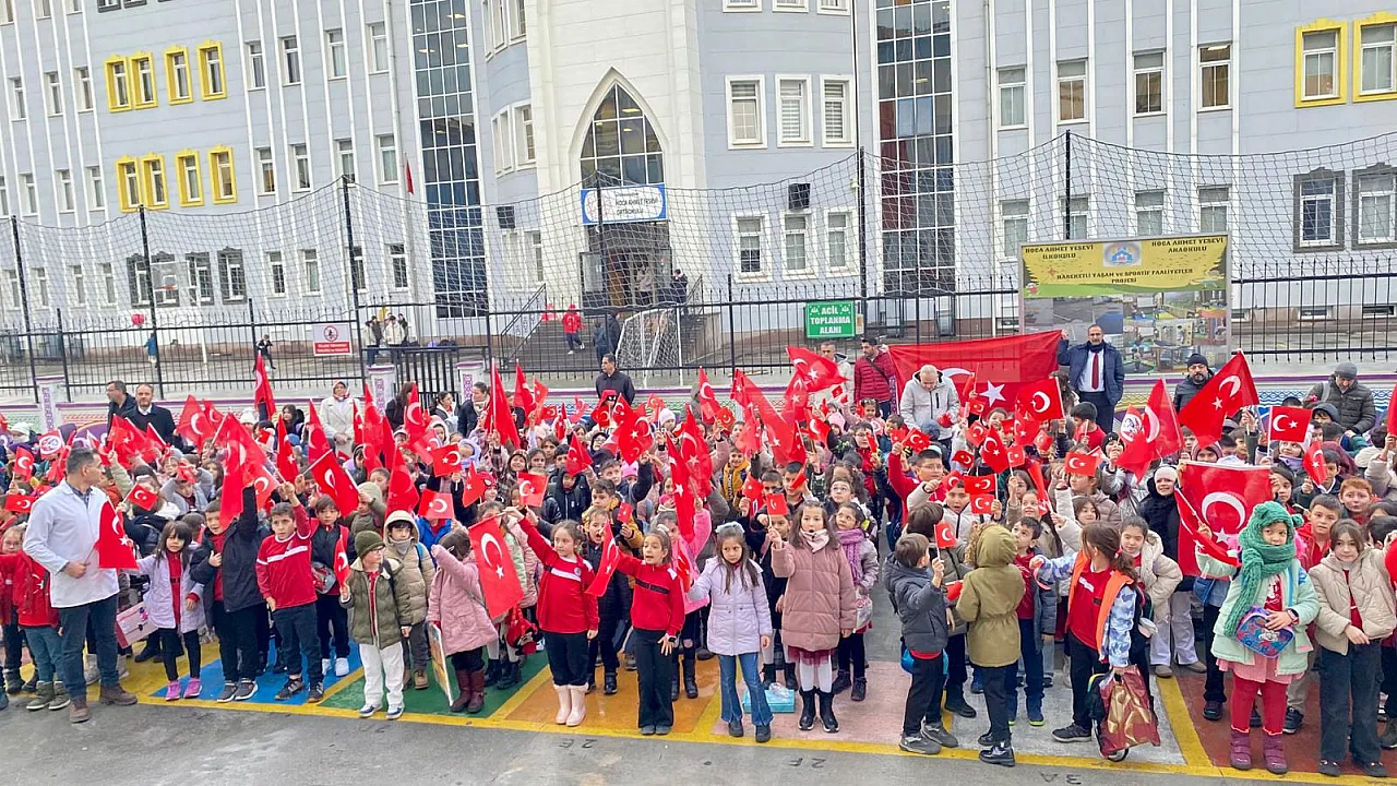 Hoca Ahmet Yesevi İlkokulu'nun Her Öğrencisi Bir Bayrak