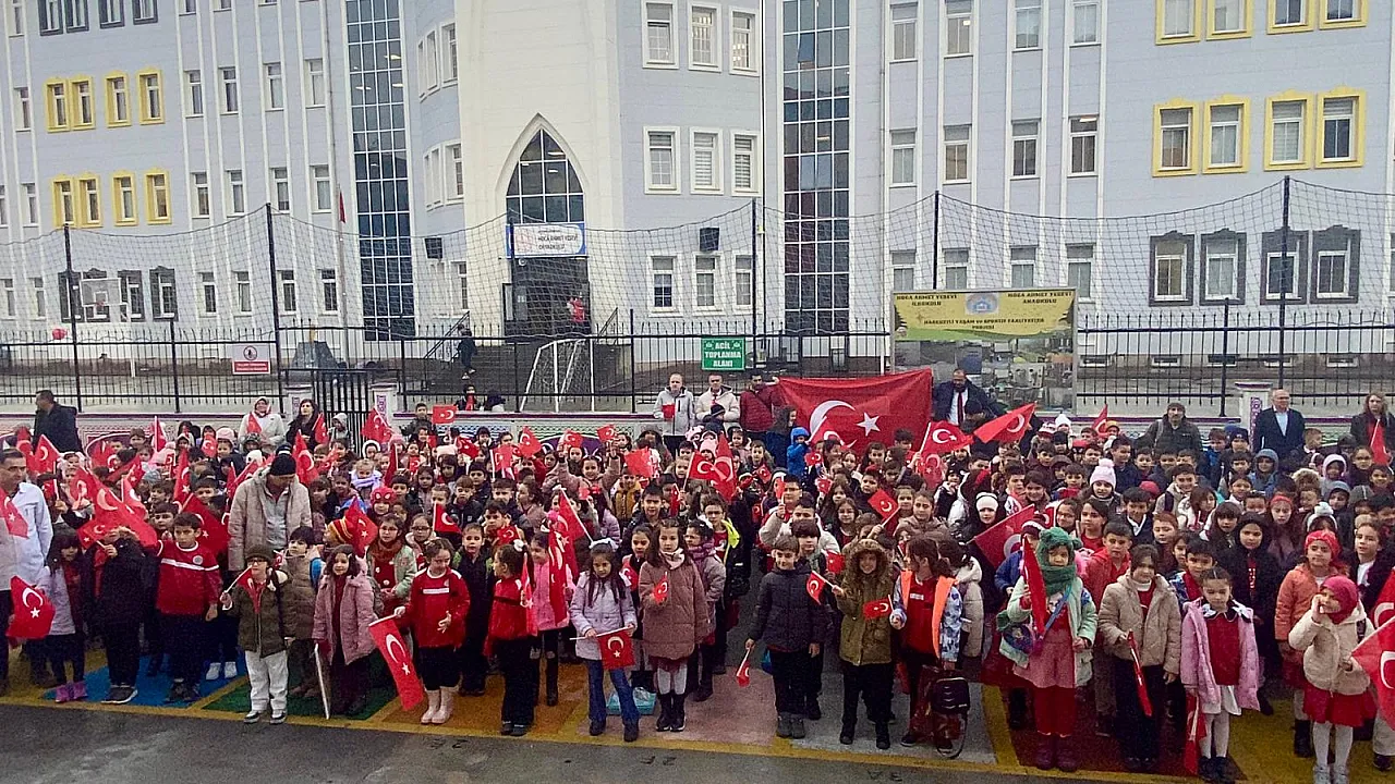Hoca Ahmet Yesevi İlkokulu'nun Her Öğrencisi Bir Bayrak