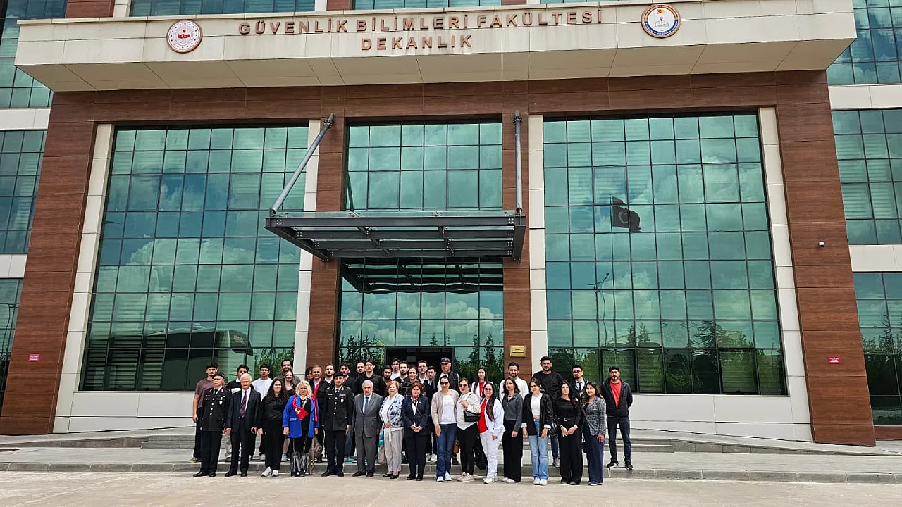 ADD'li Gençler, İsmet İnönü'nün Kızıyla Sohbet Etti