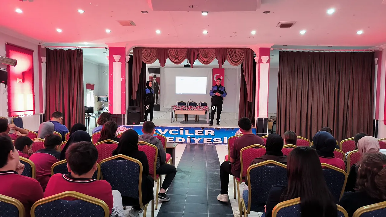 Afyon Polisi Evciler'de 265 Öğrenciye Eğitim Verdi
