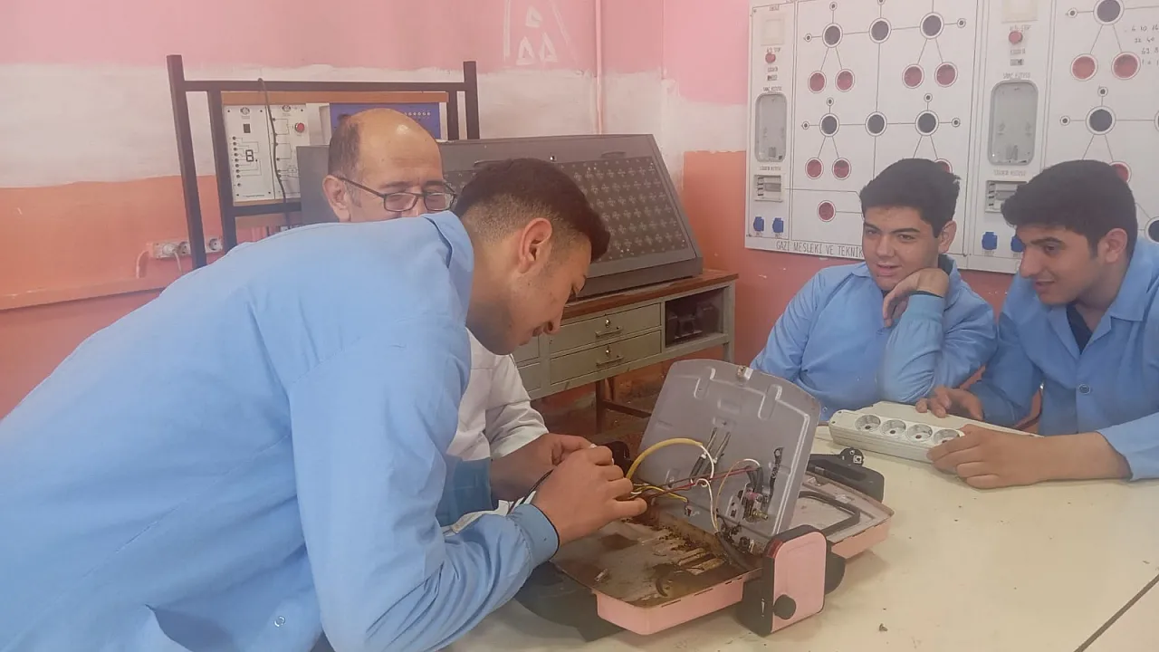 Afyonkarahisar'da Öğrenciler Hem Öğreniyor Hem De Üretiyor