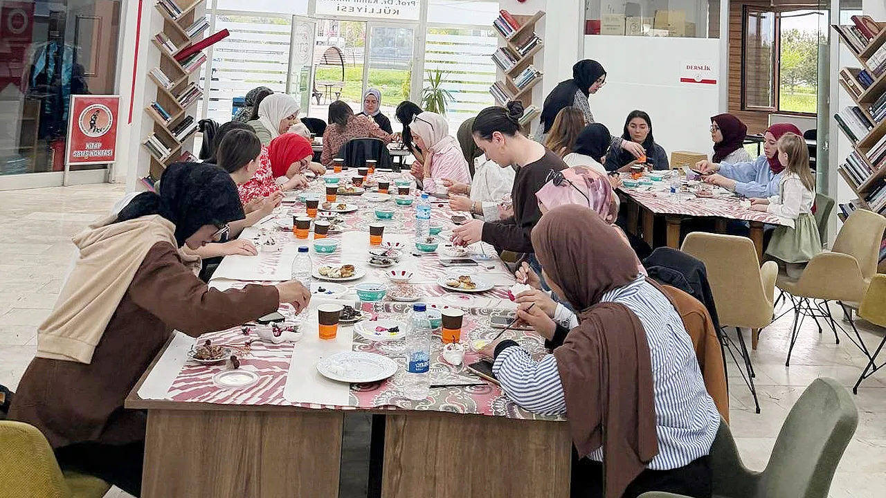 Gençler Atölye'de Mum Üretti