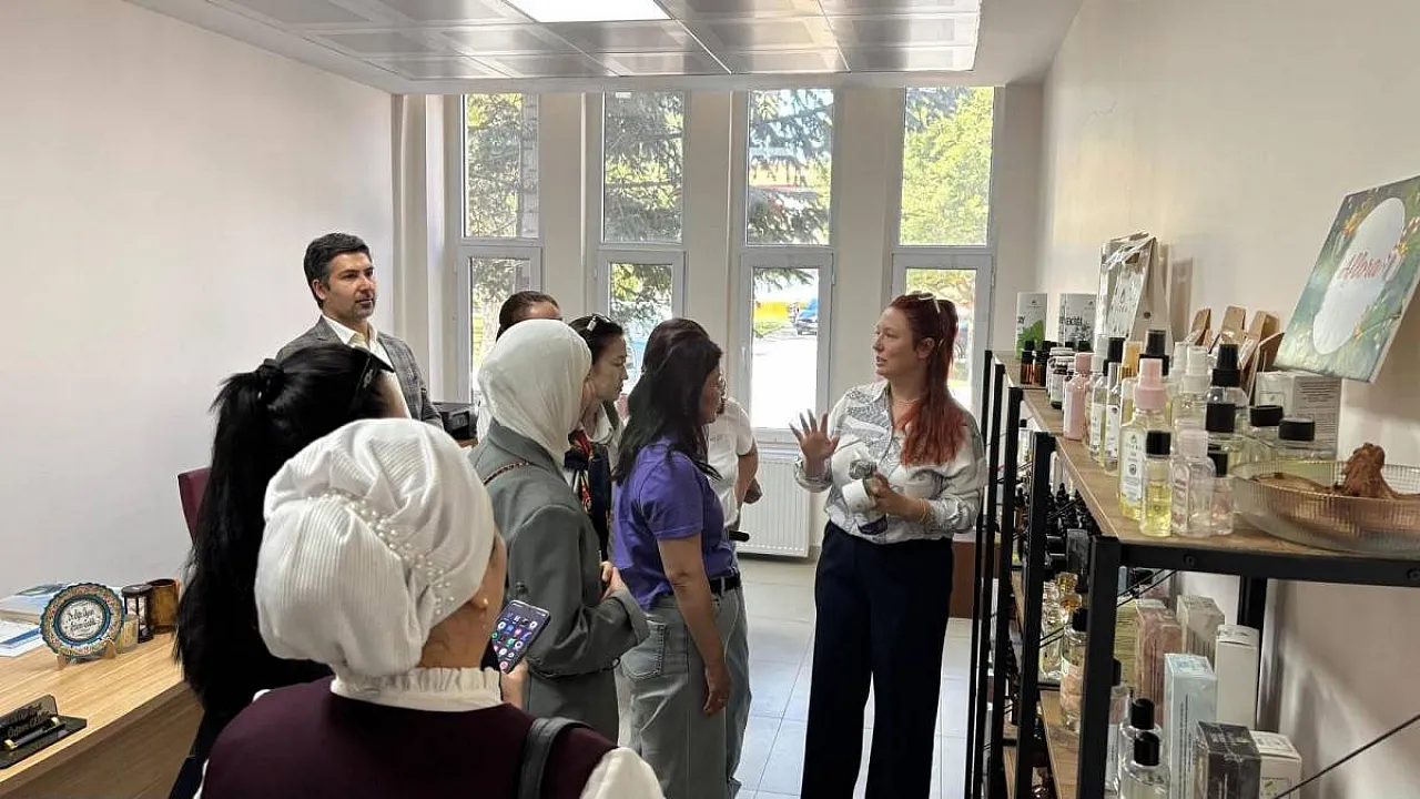 Kazakistan'lı Sağlık Yöneticileri Türkiye'deki Sağlık Uygulamalarını AFSÜ'de Deneyimledi