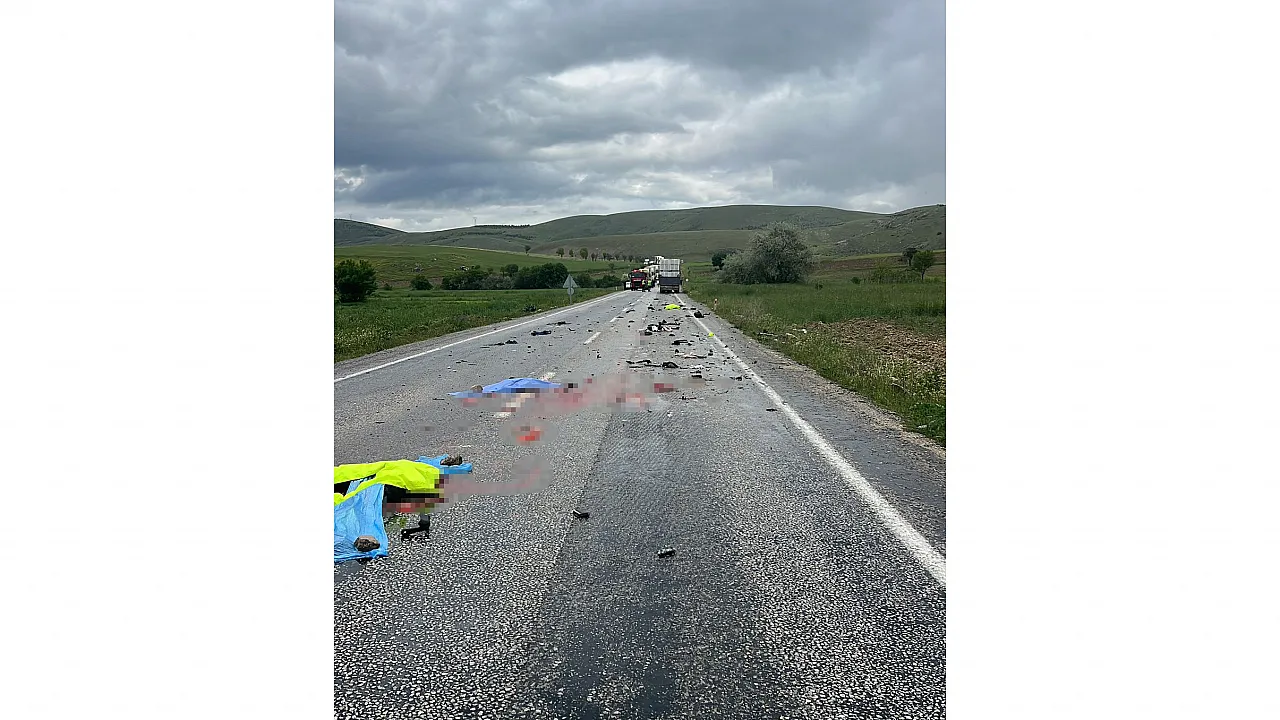 Kontrolden Çıkan Motosiklet Tırın Altına Girdi: 1 Ölü, 1 Ağır Yaralı