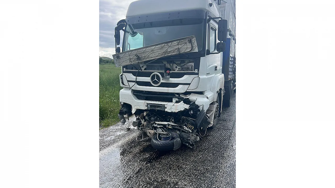 Kontrolden Çıkan Motosiklet Tırın Altına Girdi: 1 Ölü, 1 Ağır Yaralı