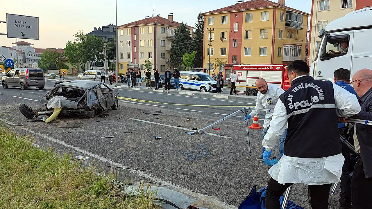 Karşı Şeride Geçip, Birbirlerine Çarptılar: 1 Genç Öldü