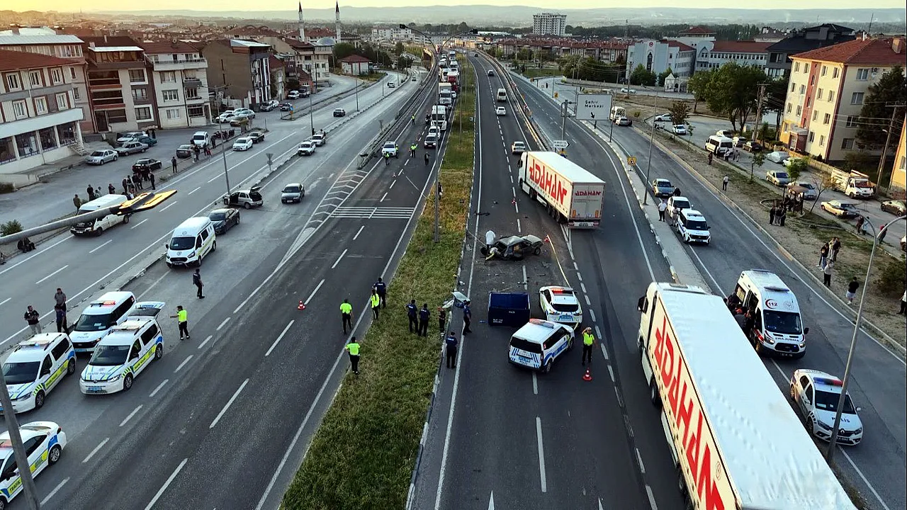 Karşı Şeride Geçip, Birbirlerine Çarptılar: 1 Genç Öldü