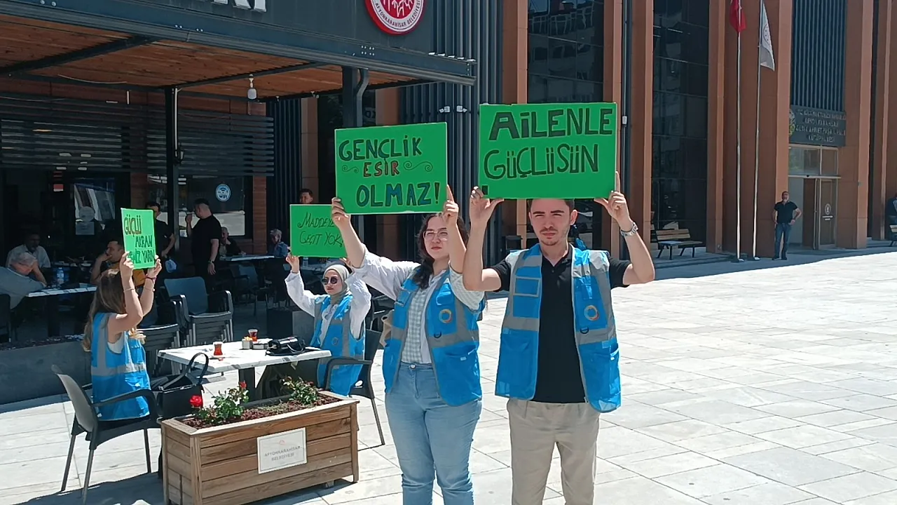 Afyon'un Meydanında Düdük Çaldı, Hayat Durdu