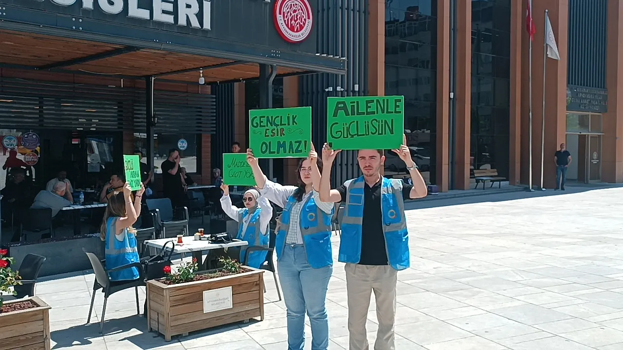 Afyon'un Meydanında Düdük Çaldı, Hayat Durdu