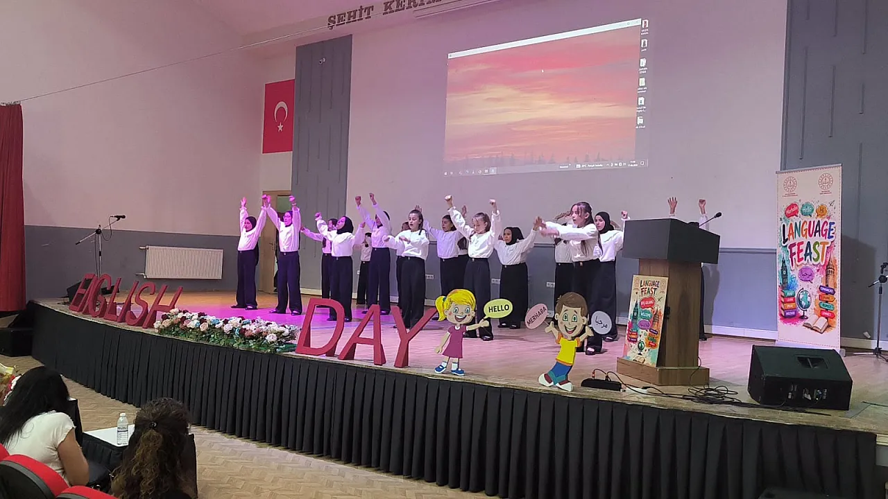 Gençler, Yabancı Dillerini Sahnede Konuşturdu