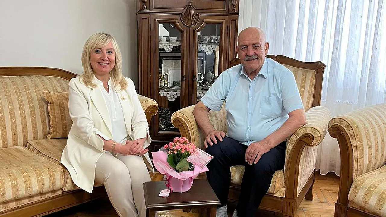 MHP KAÇEP Heyeti, Babalar Günü'nde Şehit Babasını Ziyaret Etti