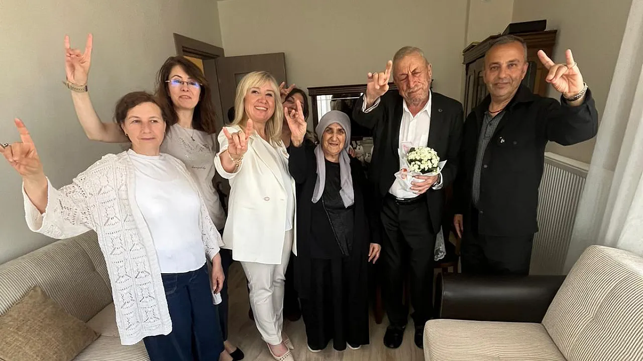 MHP KAÇEP Heyeti, Babalar Günü'nde Şehit Babasını Ziyaret Etti