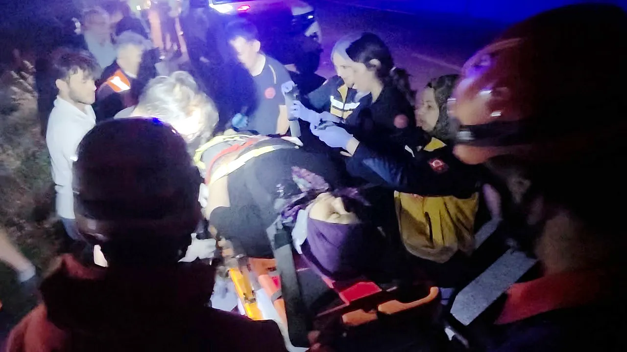 Arabayla Çarpışan Motosiklet Uçuruma Yuvarlandı: 5 Yaralı