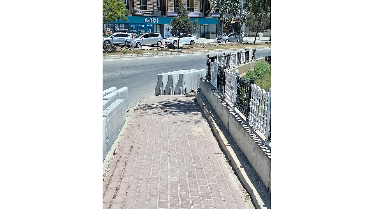Afyon'da Tepki Çeken Görüntü! Kaldırım Yayaya Kapandı