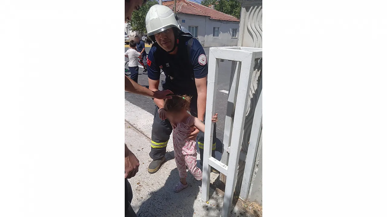 Afyon'da Yürekleri Ağza Getiren Olay! Küçük Çocuğu İtfaiye Kurtardı