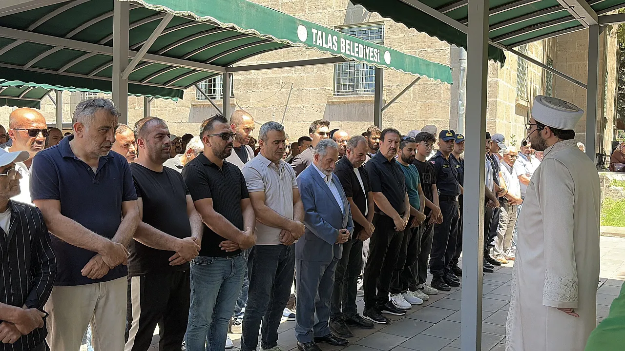 Feci Kazada Hayatını Kaybeden Anne Ve 8 Aylık Bebeği Yan Yana Toprağa Verildi