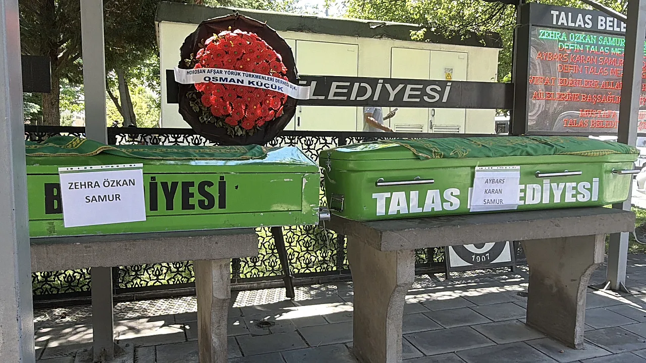 Feci Kazada Hayatını Kaybeden Anne Ve 8 Aylık Bebeği Yan Yana Toprağa Verildi