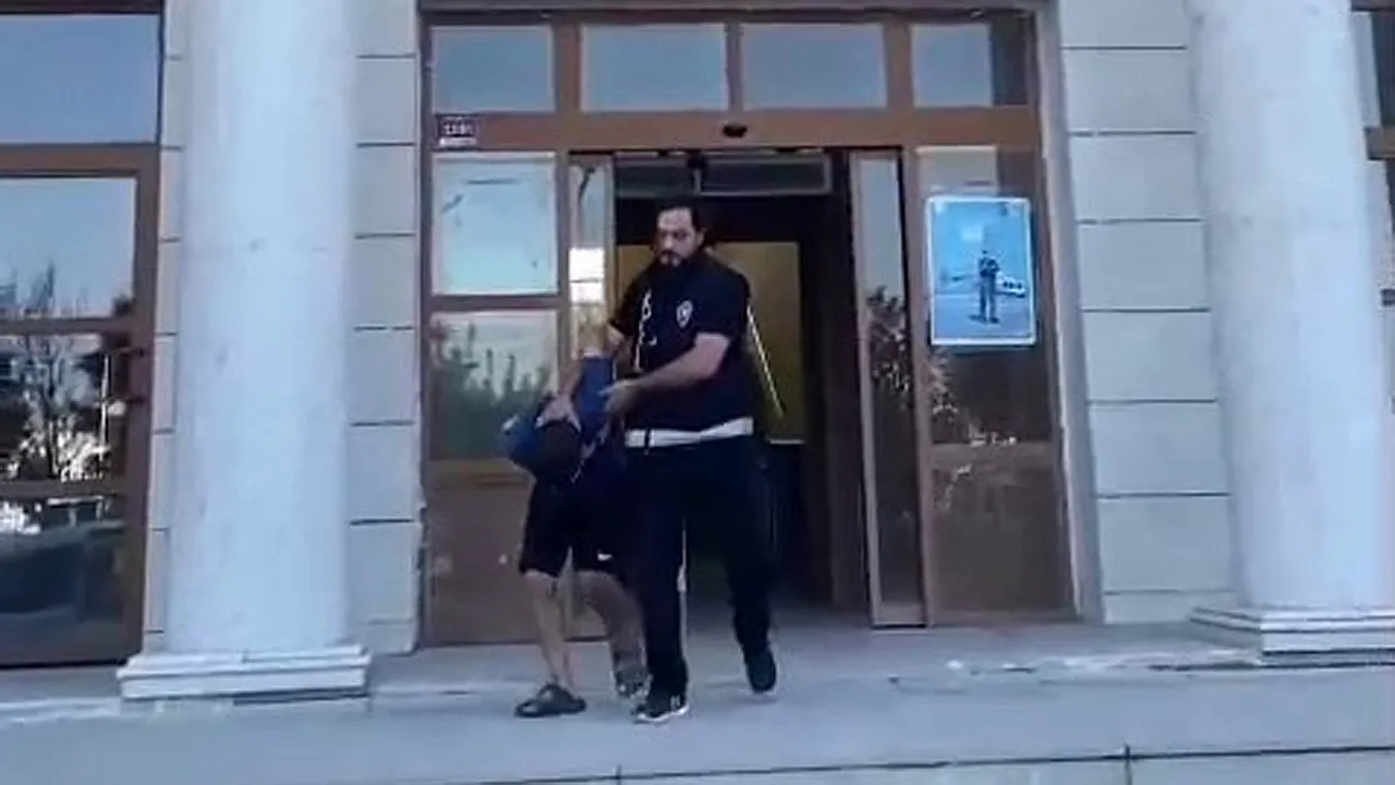Vicdansız Koca, Ayrılmak İsteyen Eşini Çocuklarının Önünde Bıçak Tehdidiyle Dövdü