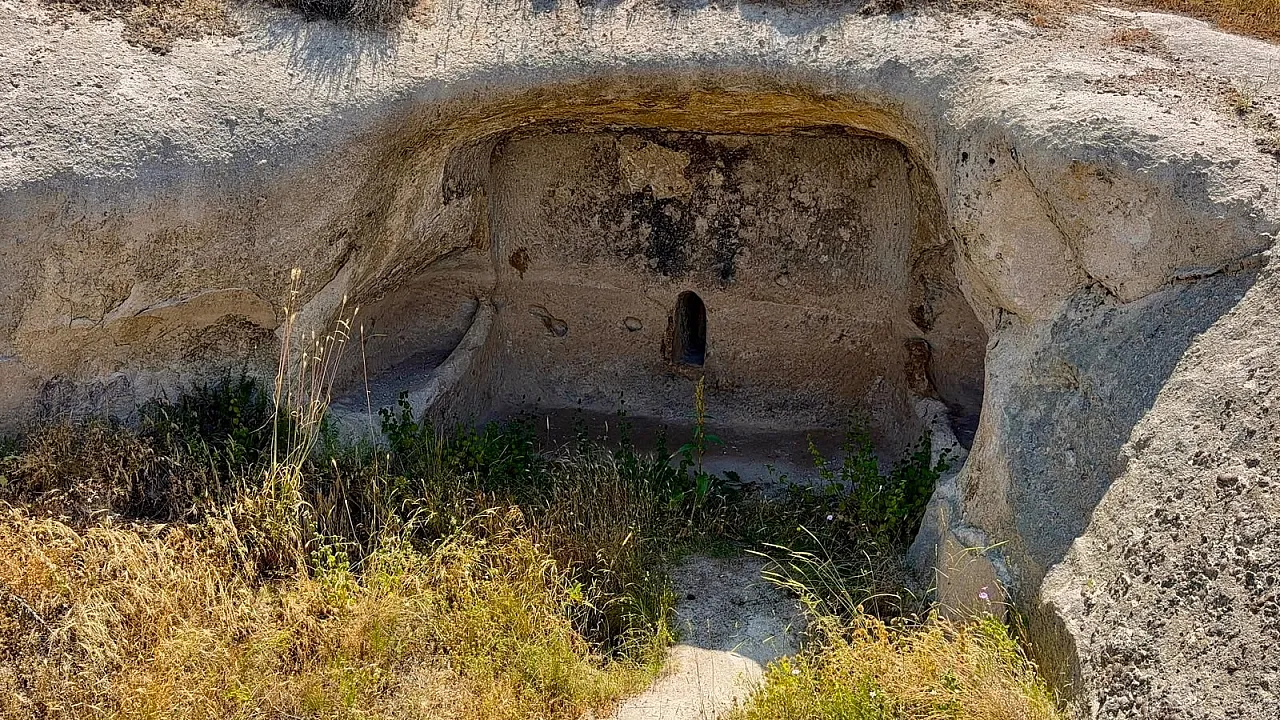 Afyon'da Acı Tablo... Defineciler Kazdı, Piknikçiler Yaktı