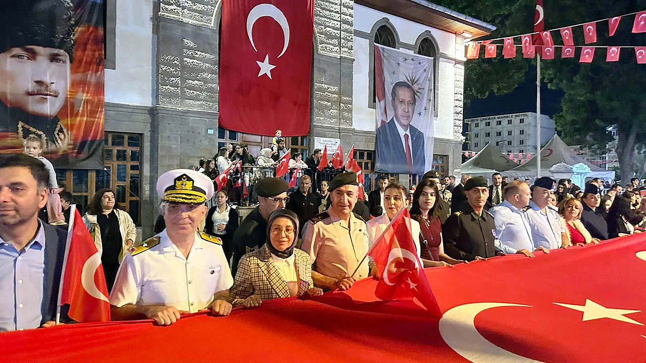 Zafer Coşkusu Fener Alayı İle Şenlendi