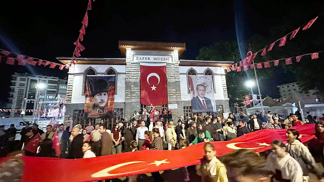 Zafer Coşkusu Fener Alayı İle Şenlendi