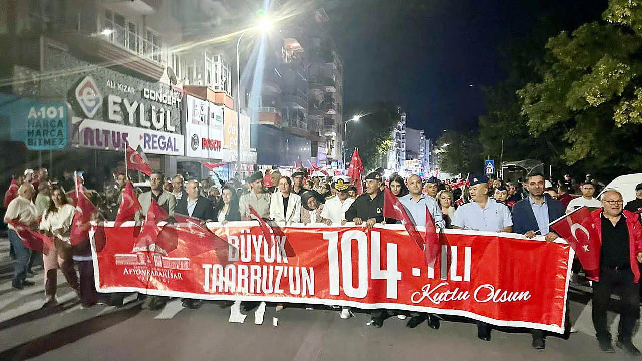 Zafer Coşkusu Fener Alayı İle Şenlendi