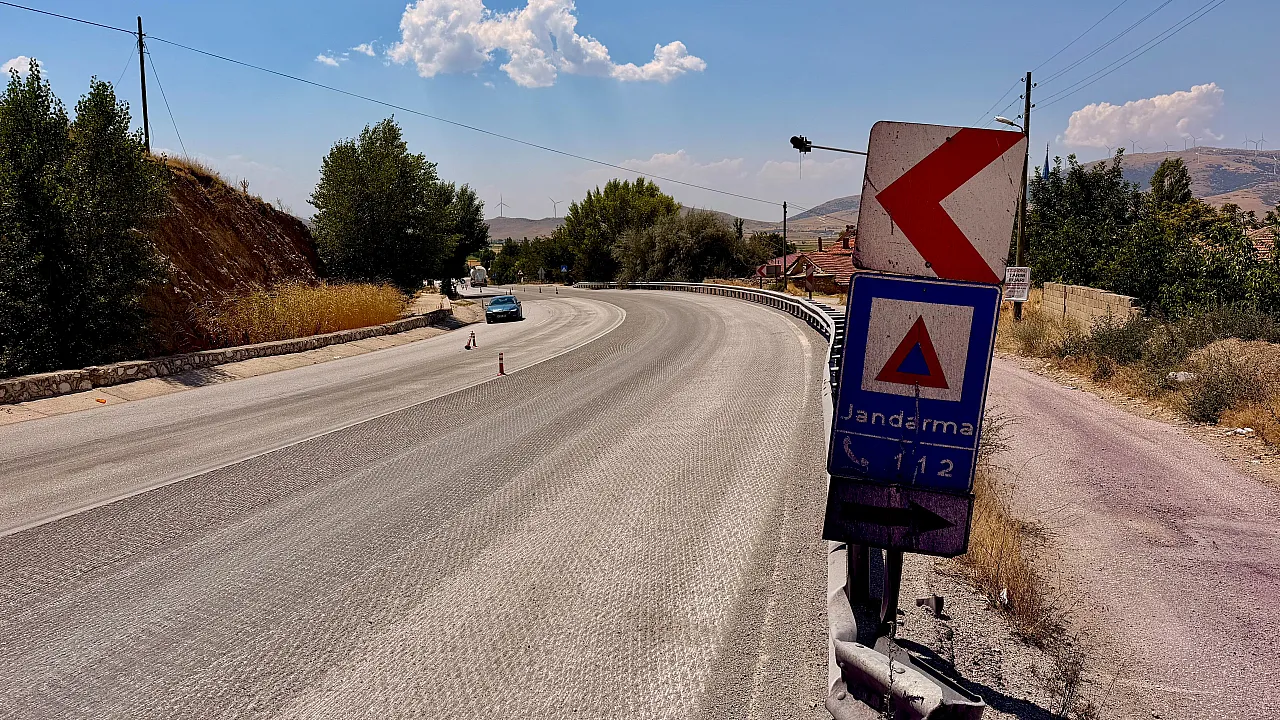 Afyon'da Mor Boya Skandalı! Yol 5 Kilometre Boyunca Kazındı