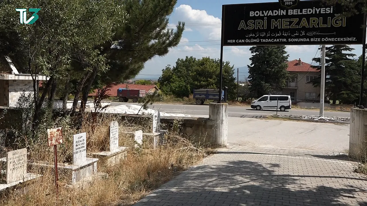 Bolvadin'de Mezarlıklar Bakım Bekliyor