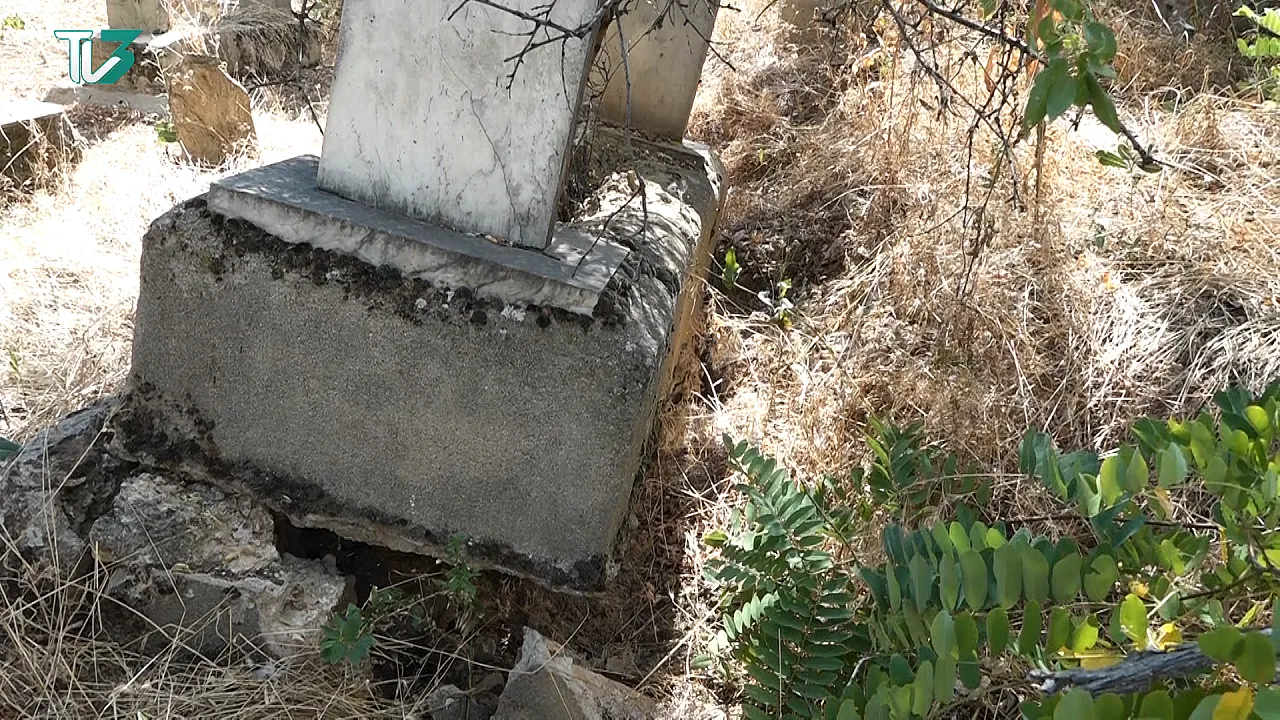 Bolvadin'de Mezarlıklar Bakım Bekliyor
