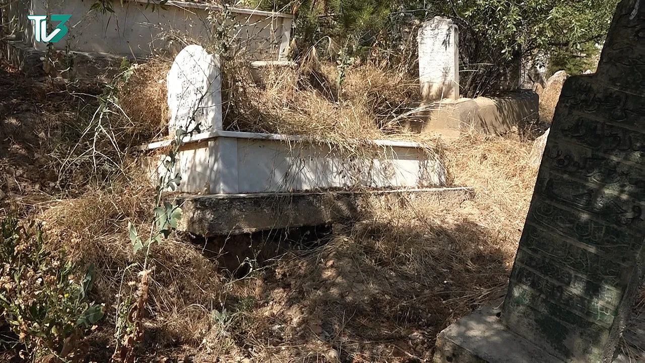Bolvadin'de Mezarlıklar Bakım Bekliyor