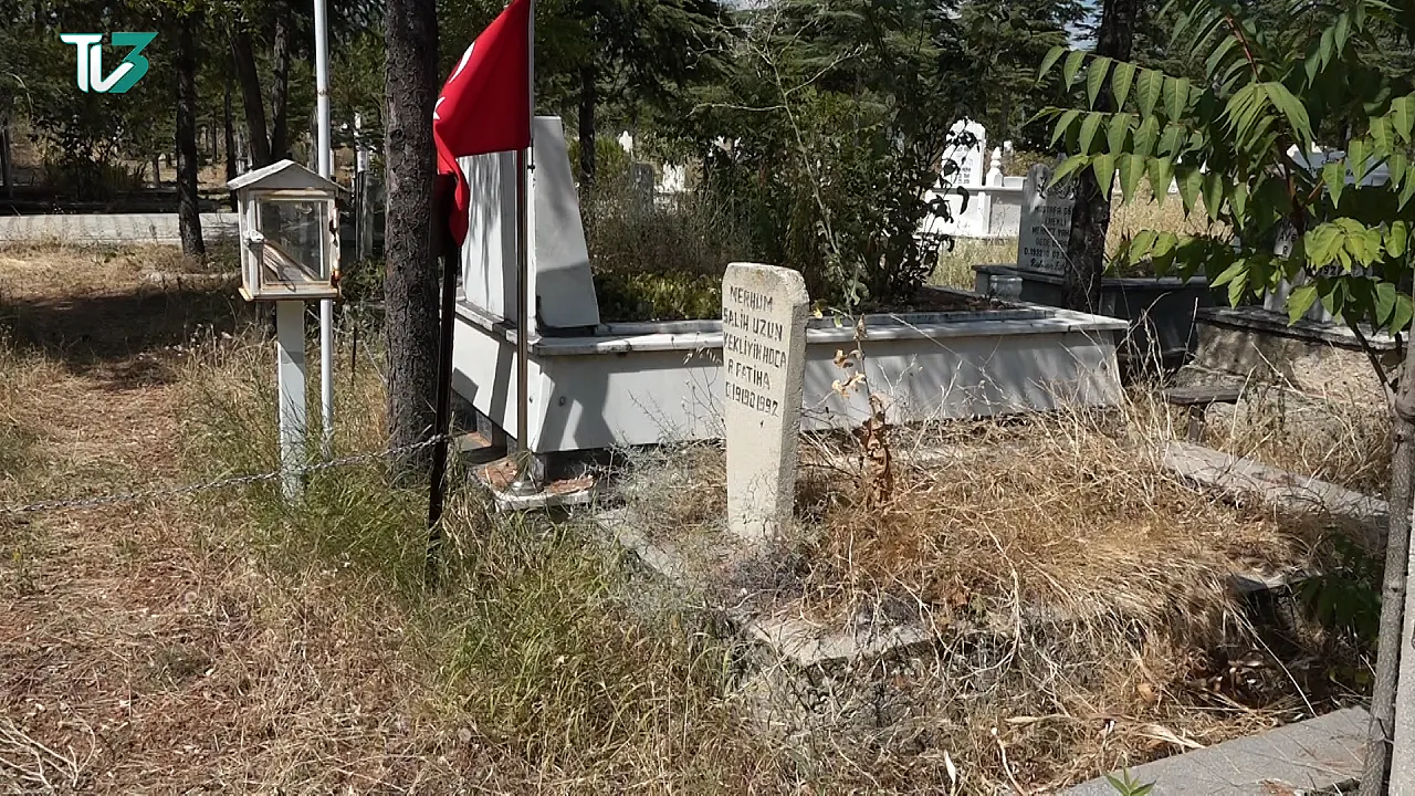 Bolvadin'de Mezarlıklar Bakım Bekliyor