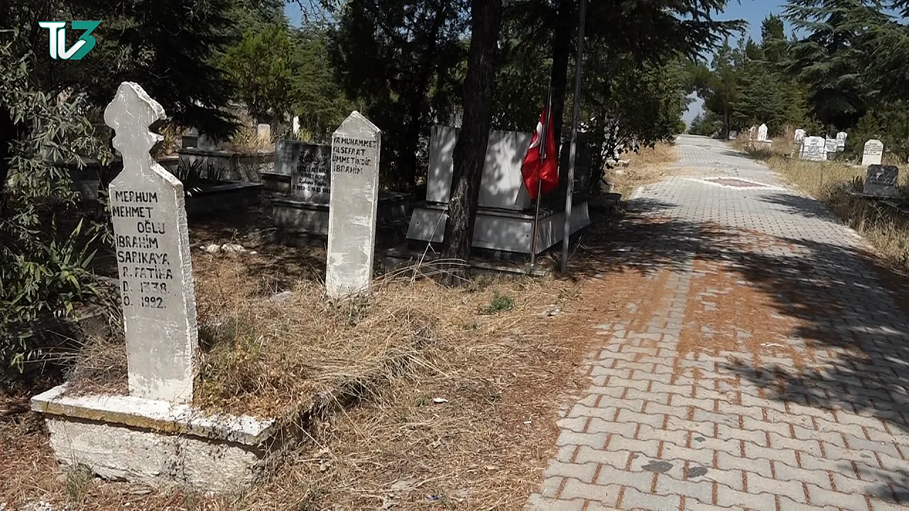 Bolvadin'de Mezarlıklar Bakım Bekliyor